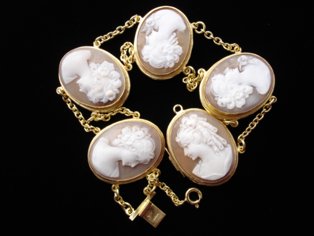 http://www.cascosrl.it/goldcameobracelet25.JPG